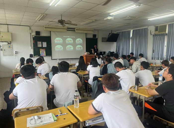 草屯警攜手學校1