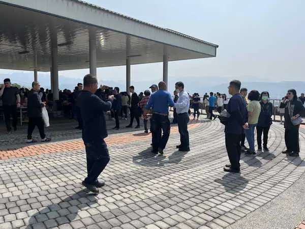 草屯鎮長簡賜勝特地至草屯鎮嘉老山示範公墓 視察示範公墓各項服務指標1