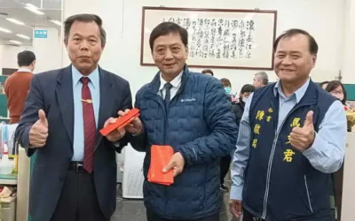 草屯鎮長簡賜勝贈送公所同仁福袋祝賀大家開緣開大運