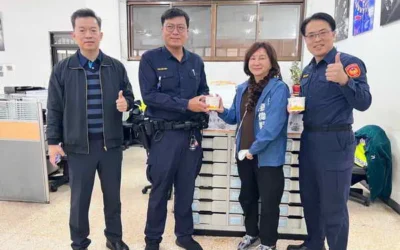 藍議員黃馨慧帶臘八粥為西屯所員警加油打氣