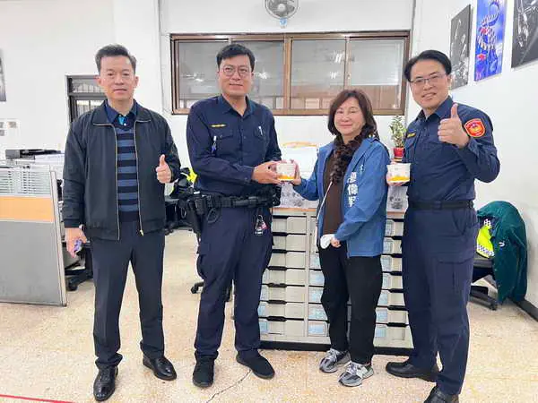 藍議員黃馨慧帶臘八粥為西屯所員警加油打氣