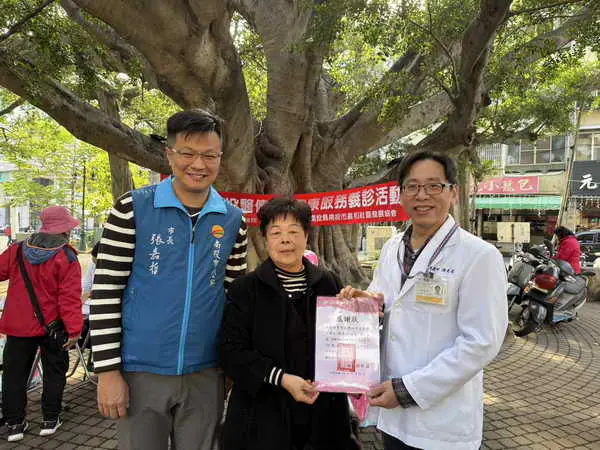 蛇舞迎春投醫傳愛 南投醫院於仁壽公園辦義診1