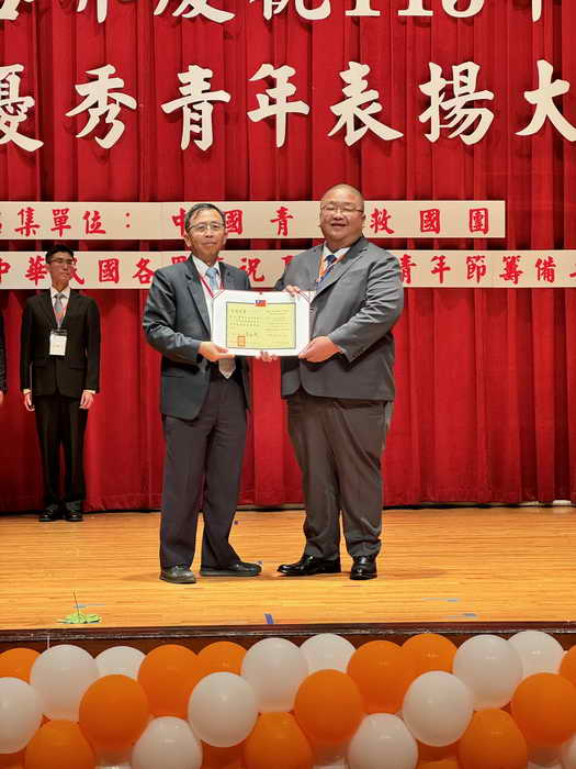 蜂蜜莊園養蜂達人吳俊賢代表南投縣獲頒113年社會優秀青年1
