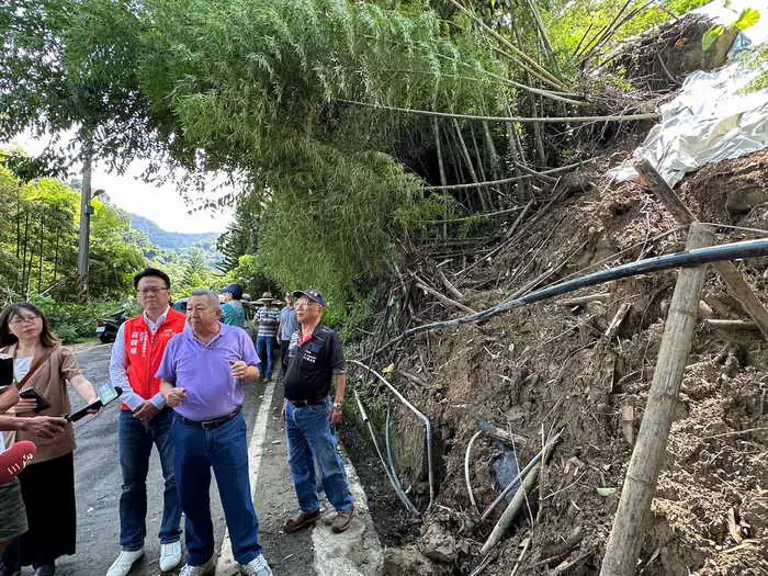 行政院中辦執行長莊競程等人會勘東勢區東坑路9圖一