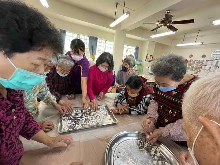 衛生福利部草屯療養院附設北勢里日照中心 迎冬至搓湯圓 搓出圓滿迎新年1