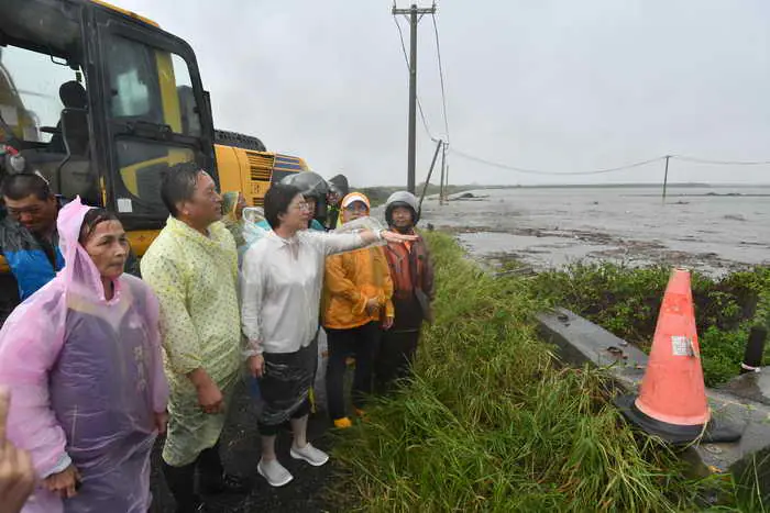 視察大城鄉颱風天淹水 勸離安置危險地區村民1