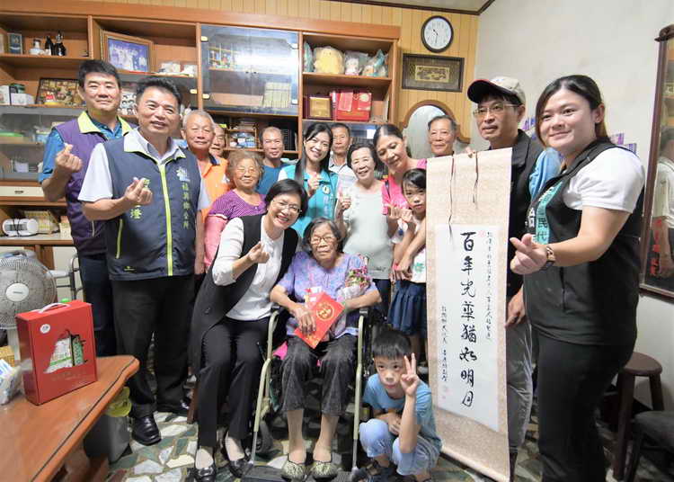 訪彰化百歲人瑞 送重陽禮金與金飾