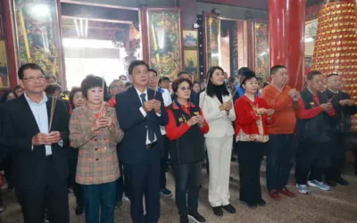 許淑華縣長年初一跑7宮廟 祈福發小紅包