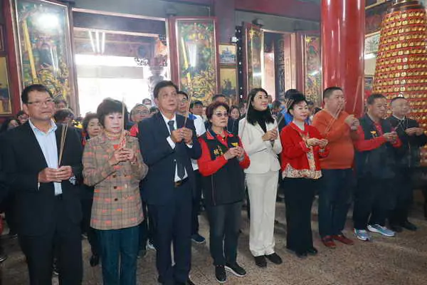 許淑華縣長年初一跑7宮廟 祈福發小紅包1