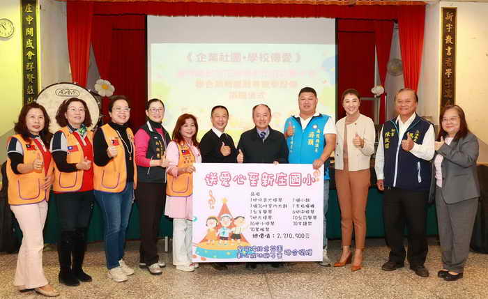 許淑華縣長感謝民間企業團體愛心捐贈學校教學設備1