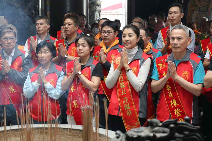 許縣長參與受天宮擔米糕桃祝壽及開香揭桃儀式1