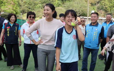許縣長會勘水里國中老舊網球場承諾優先改善 不忘關心特教孩子 許縣長喜獲感謝卡激動頻拭淚