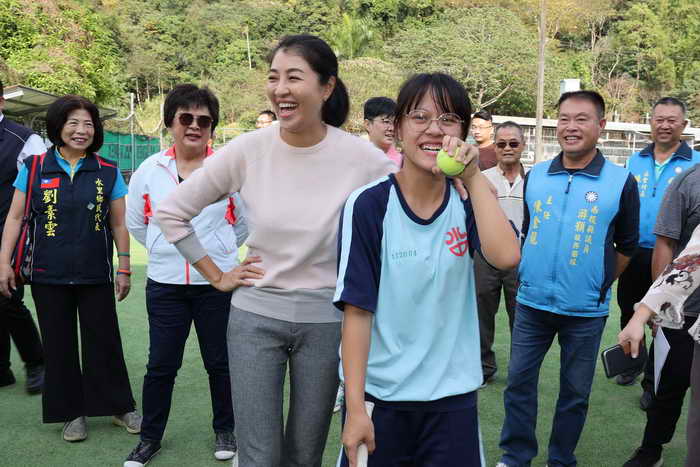 許縣長會勘水里國中老舊網球場承諾優先改善 不忘關心特教孩子 許縣長喜獲感謝卡激動頻拭淚1
