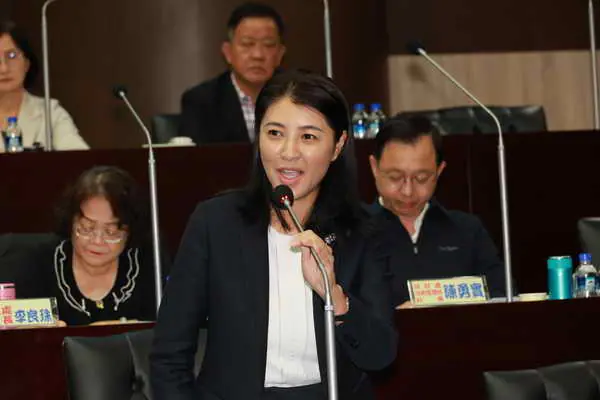議員關心停車格及公園美化議題 許淑華縣長滾動檢討優化管理1