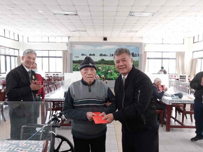 輔導會吳副主任委員訪慰中彰榮家住民 致贈 年前加菜金