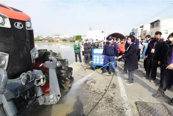 農忙時間將近 呼籲農友及代耕業者 農機具務必掛牌並清潔後再上路