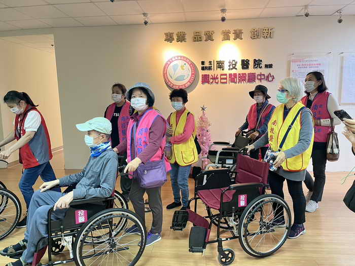 迺去逛菜市 南投醫院興光日照長者開心出遊1