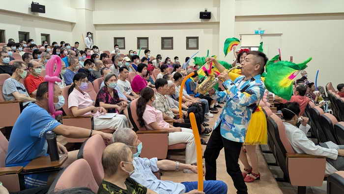 逢甲康樂隊公益列車將快樂傳遞至草屯療養院 善心滿人間 搖滾復古情 歡送齊步走1