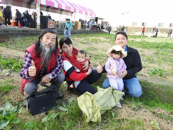 連續第4年在斗六市雲林路3段107號菜頭園迎蛇年燒揪來拔蘿蔔做愛心1