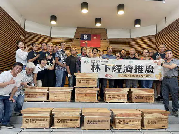 邀請山村部落手作國產材蜂箱 林業保育署南投分署給森林蜂一個家1