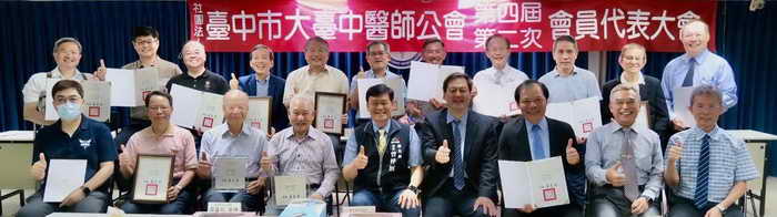 醫者仁心照亮杏林 中市府表揚104位資深醫師守護市民健康