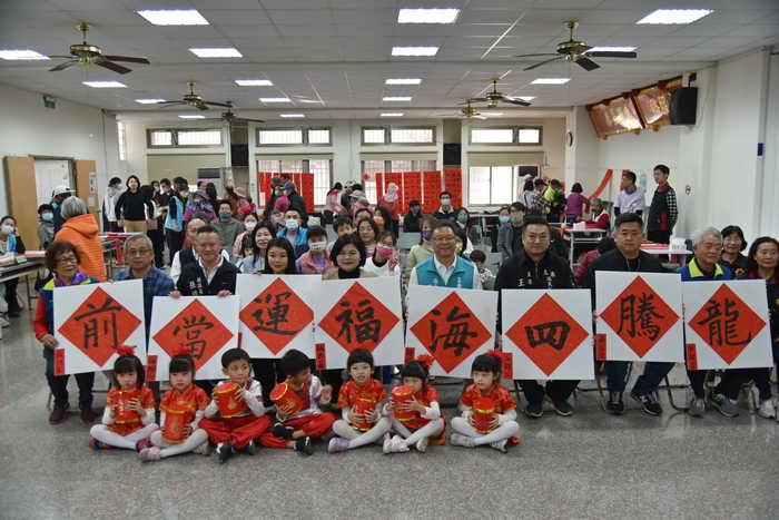 金龍獻瑞揮毫贈春聯 縣長張麗善與土庫鄉親一起喜迎龍年