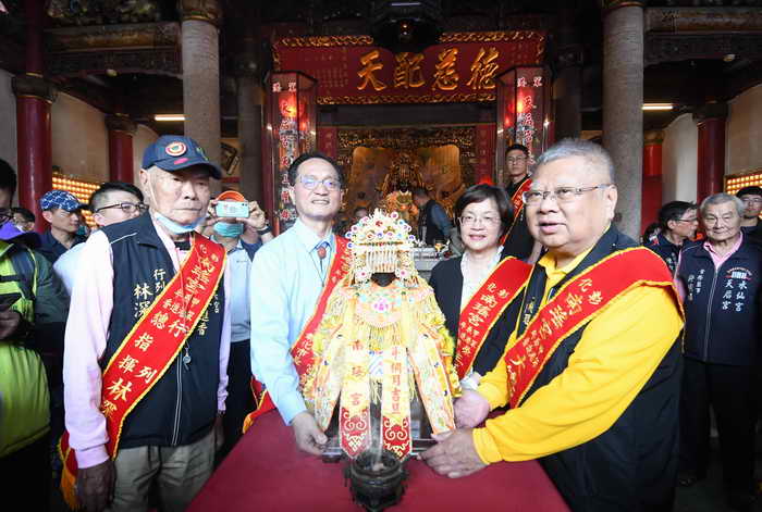 開基三媽回開臺祖家媽 神聖溫馨的南瑤宮笨港進香換龍袍1