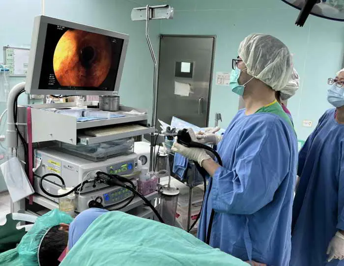 阿嬤吃藥不慎連鋁箔包裝一起吞下 卡食道就醫透過胃鏡取出1