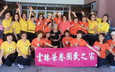 雲林榮家住民創作發表會,長輩為生命上彩揮灑心人生另雲林榮家長輩E起來嗨學3C,訓練手眼協調和反應