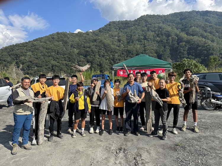 霧社水庫漂流木開放撿拾 仁愛高農森林科尋寶1
