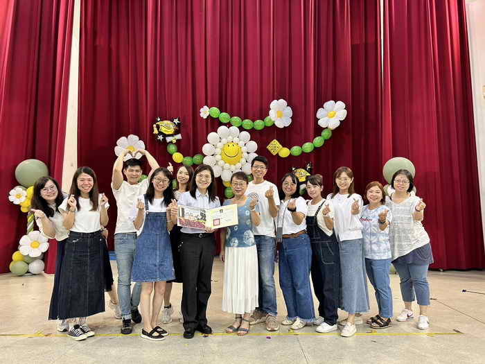 青青校樹學子有成 親親投特畢業快樂1