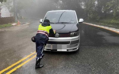 颱風豪雨淹水民眾車輛拋錨 仁愛警熱心協助脫困