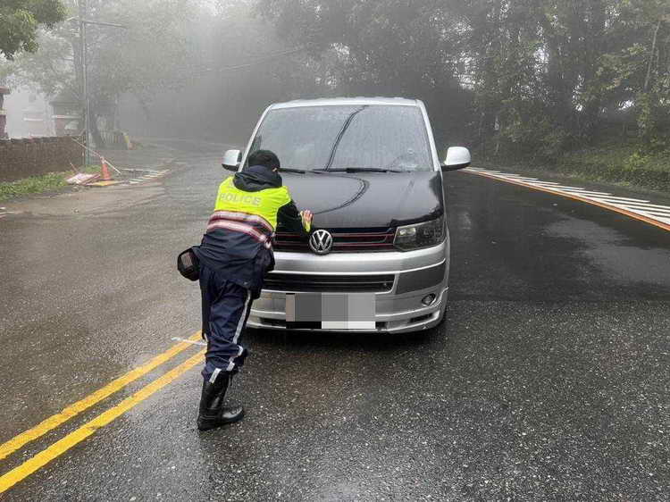 颱風豪雨淹水民眾車輛拋錨 仁愛警熱心協助脫困1