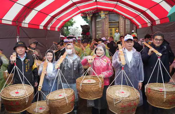 馬鳴山鎮安宮遶境吃飯擔萬人齊聚吃平安 傳承發揚五年千歲信仰民俗文化1