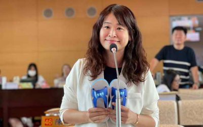 「黃佳恬議員拿藍白拖打貪污蟑螂,請問盧秀燕藍白怎麼合才會逆轉勝?」