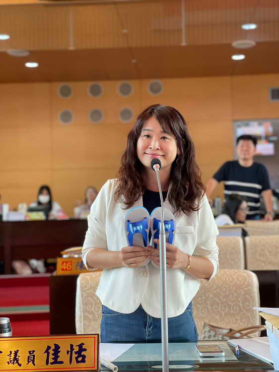 黃佳恬議員拿藍白拖打貪污蟑螂