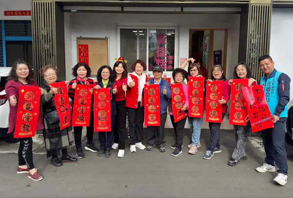 黃佳恬議員邀書法大師現場年畫揮毫送民眾 感受年節氛圍1